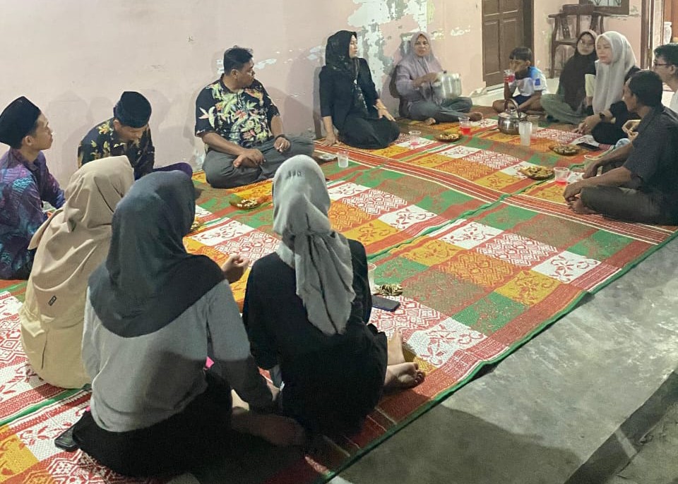 Temu Ramah Kelompok 136 Langkat Dalam Agenda Kuliah Kerja Nyata (KKN) Bersama Kepala Desa Tanjung Mulia Dan Masyarakat