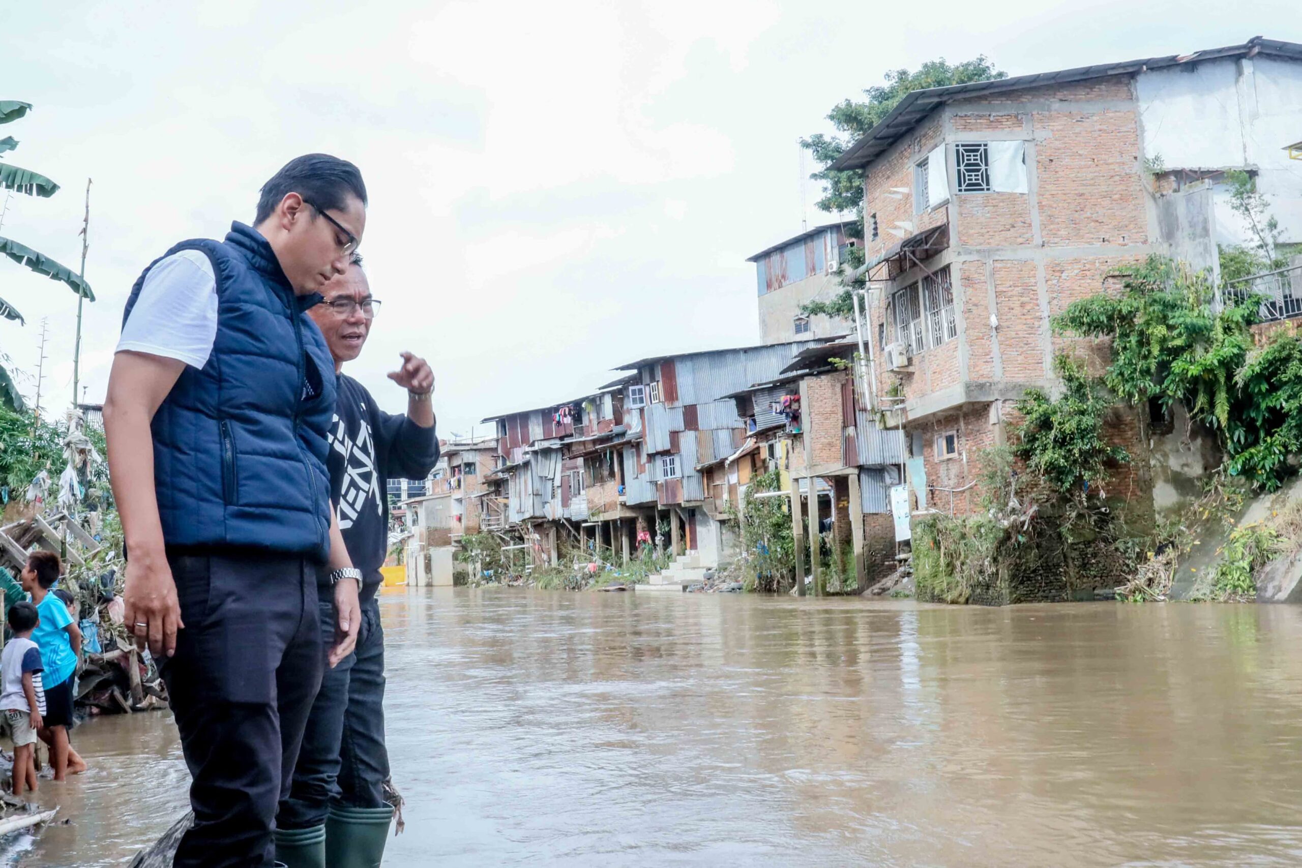 Rico-Zaki Kembali Tinjau dan Salurkan Bantuan Kepada Warga Terdampak Banjir di Medan