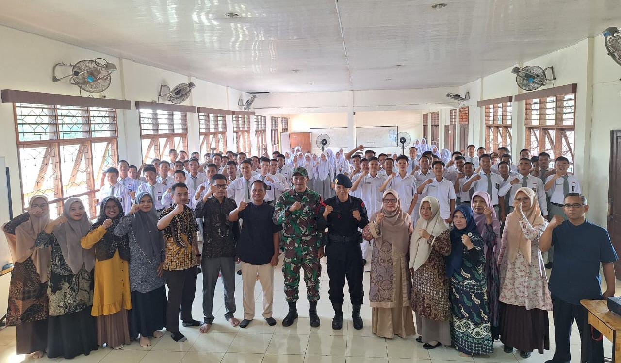 Personil Sat Brimob Polda Sumut Brigadir Ricky Sihotang Jadi Narasumber di SMK Al Washliyah 2 Perdagangan